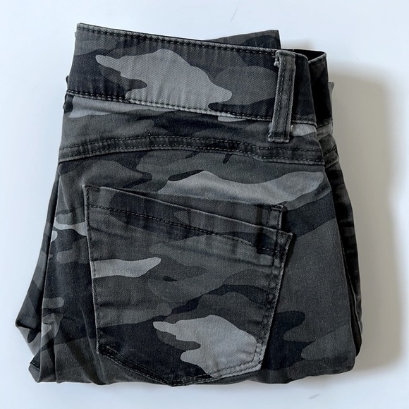 Democracy Camo Print Stretchy Denim Jeans Size 2 - Picture 3 of 8
